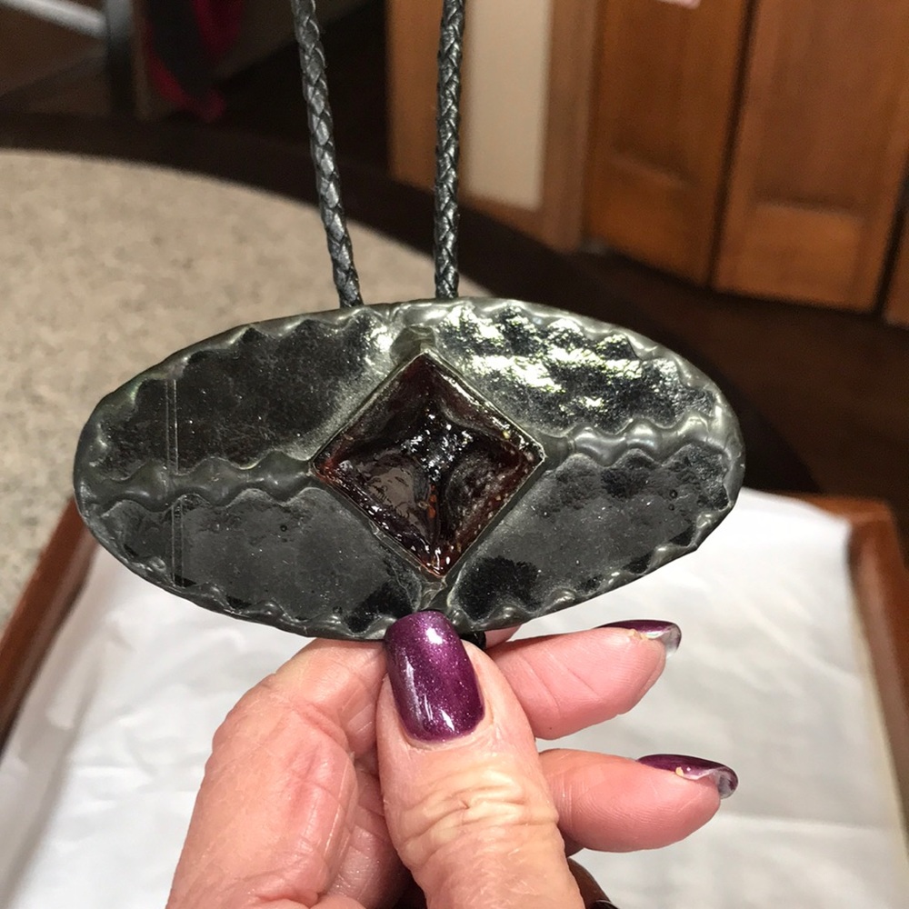 Adjustable glass neckpiece